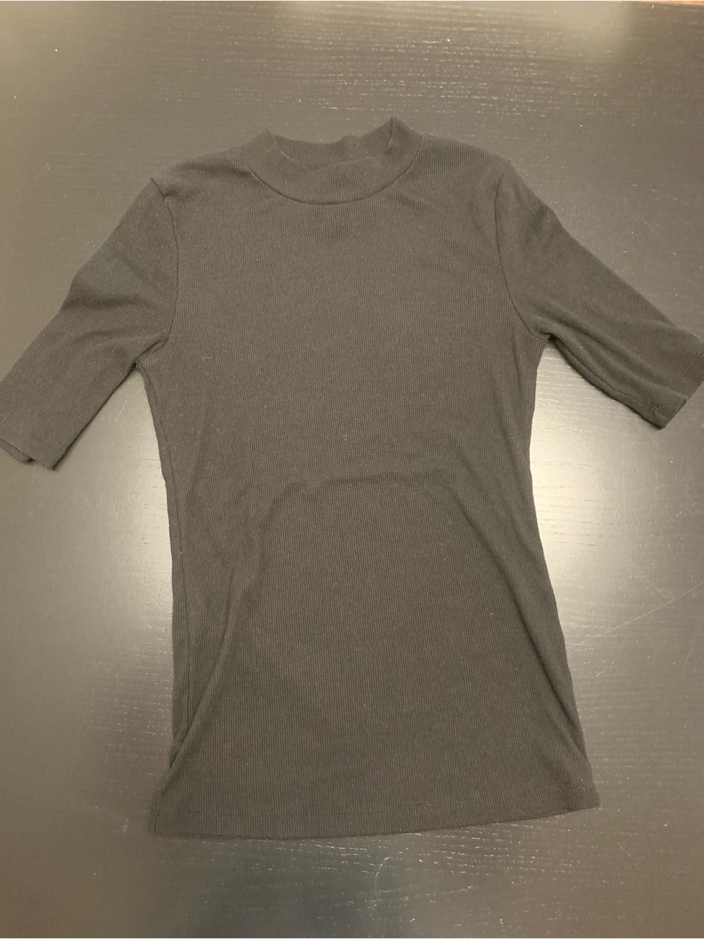 Forever 21 Medium Black Short-Sleeve Mock Neck Tee